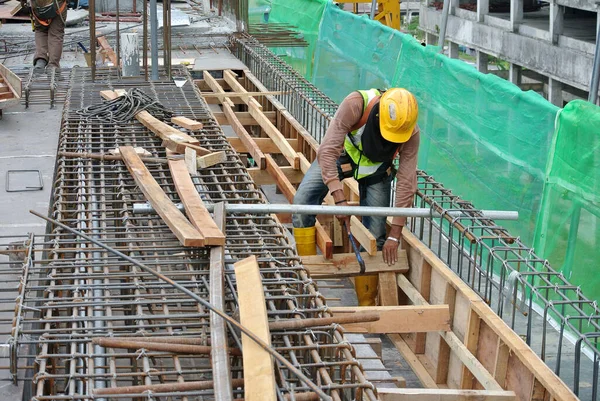 マレーシア マラッカ市 2016年7月12日 マレーシア マラッカの建設現場で木材加工を行う建設労働者 木材や合板を主原料とする — ストック写真
