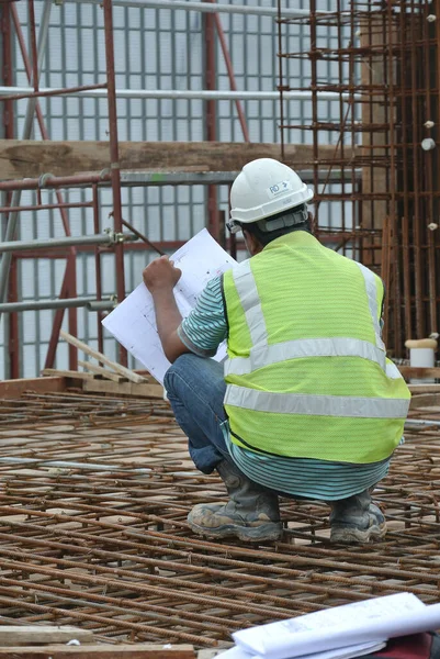 Malacca Malaysia May 2016 Будівельники Обговорюють Проводять Будівельні Креслення Будівельних — стокове фото