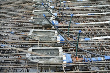 MALACCA, MALAYSIA -APRIL 14, 2016: Stres öncesi kablo tendonları inşaat alanında önceden gerilmiş beton için dayanak noktası. Daha geniş kaplamayla daha iyi beton kaplama kalitesi elde etmek için bir teknoloji..  
