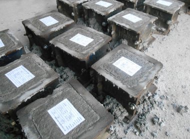 MALACCA, MALAYSIA -APRIL 14, 2016: Stres öncesi kablo tendonları inşaat sahasında önceden gerilmiş beton için baş çapa. Daha geniş kaplamayla daha iyi beton kaplama kalitesi elde etmek için bir teknoloji..  