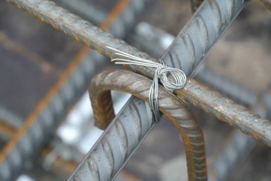 SELANGOR, MALAYSIA -18 Mayıs 2016: Betona dökmeden önce birbirine bağlanmış deforme olmuş çelik çubuklar veya çelik takviye çubukları. Onun işlevi somut dayanıklılığı artırmaktır.. 