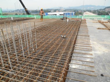 SELANGOR, MALAYSIA -18 Mayıs 2016: Betona dökmeden önce birbirine bağlanmış deforme olmuş çelik çubuklar veya çelik takviye çubukları. Onun işlevi somut dayanıklılığı artırmaktır.. 