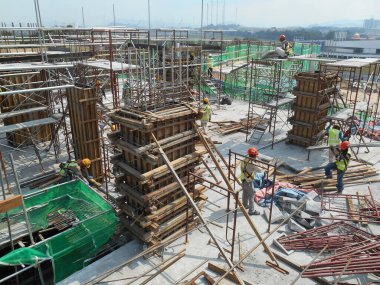 MALACCA, MALAYSIA -12 Temmuz 2016: Malezya 'nın Malacca kentindeki inşaat alanında kereste formu üreten inşaat işçileri. Form çalışmaları daha çok kereste ve kontraplaktan yapılmış.. 