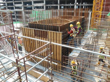 MALACCA, MALAYSIA -12 Temmuz 2016: Malezya 'nın Malacca kentindeki inşaat alanında kereste formu üreten inşaat işçileri. Form çalışmaları daha çok kereste ve kontraplaktan yapılmış.. 