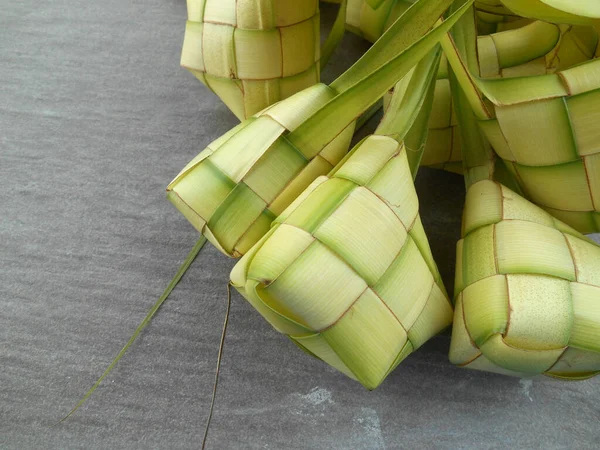 Ketupat Hari Raya Kutlamaları Sırasında Servis Edilen Popüler Malay Yemeklerinden — Stok fotoğraf