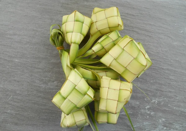 Ketupat是哈丽拉雅庆典期间受欢迎的马来语食物之一 椰子叶制成 — 图库照片