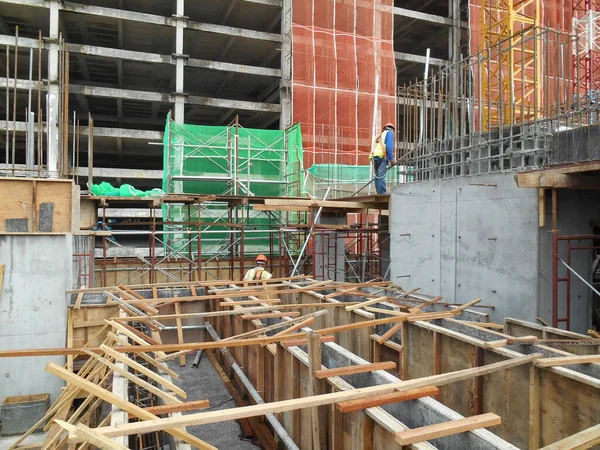 Malacca Malásia Julho 2016 Trabalhadores Construção Civil Que Fabricam Madeira — Fotografia de Stock
