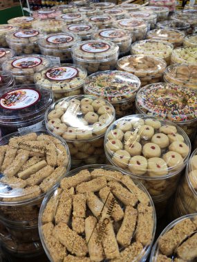 KUALA LUMPUR, MALAYSIA - 17 Mayıs 2020: Bisküviler şeffaf plastik kaplarda satılır ve tip ve fiyatlara göre sıralanır. Masada gösteriliyor. Müslümanların bayramı için özel yapım..