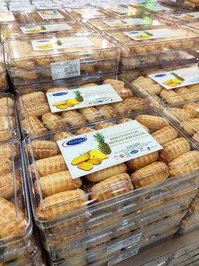 KUALA LUMPUR, MALAYSIA - 17 Mayıs 2020: Bisküviler şeffaf plastik kaplarda satılır ve tip ve fiyatlara göre sıralanır. Masada gösteriliyor. Müslümanların bayramı için özel yapım..