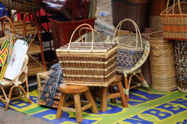Pandanus yaprakları ve rattan yapılmış geleneksel Malay sepeti