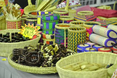 Pandanus yaprakları ve rattan yapılmış geleneksel Malay sepeti
