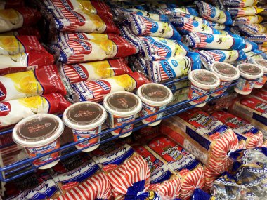 SEREMBAN, MALAYSIA -HAZİRAN 08, 2020: Ticari paketlerdeki farklı ekmek türleri satılık raflarda sergilenmektedir. Müşterilerin seçmesini kolaylaştırmak için tip ve markaya göre ayrılmış.