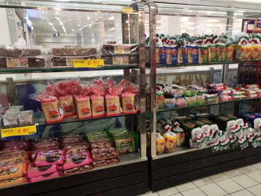 SEREMBAN, MALAYSIA -HAZİRAN 08, 2020: Ticari paketlerdeki farklı ekmek türleri satılık raflarda sergilenmektedir. Müşterilerin seçmesini kolaylaştırmak için tip ve markaya göre ayrılmış.