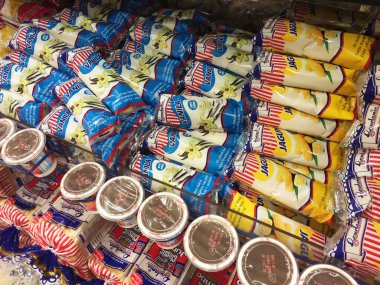 SEREMBAN, MALAYSIA -HAZİRAN 08, 2020: Ticari paketlerdeki farklı ekmek türleri satılık raflarda sergilenmektedir. Müşterilerin seçmesini kolaylaştırmak için tip ve markaya göre ayrılmış.