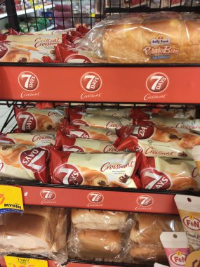 SEREMBAN, MALAYSIA -HAZİRAN 08, 2020: Ticari paketlerdeki farklı ekmek türleri satılık raflarda sergilenmektedir. Müşterilerin seçmesini kolaylaştırmak için tip ve markaya göre ayrılmış.