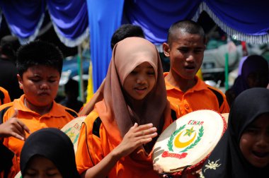 JASIN, MALAYSIA -NOVEMBER 10, 2012: Kompang Malezya 'da geleneksel Malezya düğününde çalınan geleneksel bir Malezya davuludur..