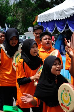 JASIN, MALAYSIA -NOVEMBER 10, 2012: Kompang Malezya 'da geleneksel Malezya düğününde çalınan geleneksel bir Malezya davuludur..