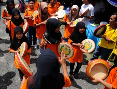 JASIN, MALAYSIA -NOVEMBER 10, 2012: Kompang Malezya 'da geleneksel Malezya düğününde çalınan geleneksel bir Malezya davuludur..
