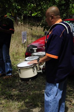 JASIN, MALAYSIA -NOVEMBER 10, 2012: Kompang Malezya 'da geleneksel Malezya düğününde çalınan geleneksel bir Malezya davuludur..