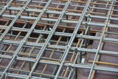 SELANGOR, MALAYSIA -18 Mayıs 2016: Betona dökmeden önce birbirine bağlanmış deforme olmuş çelik çubuklar veya çelik takviye çubukları. Onun işlevi somut dayanıklılığı artırmaktır.. 