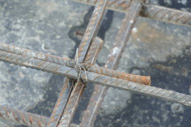 SELANGOR, MALAYSIA -18 Mayıs 2016: Betona dökmeden önce birbirine bağlanmış deforme olmuş çelik çubuklar veya çelik takviye çubukları. Onun işlevi somut dayanıklılığı artırmaktır.. 