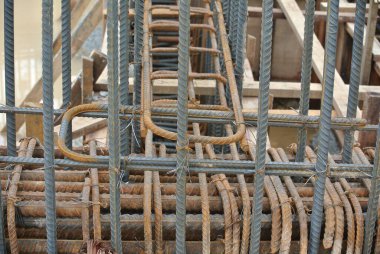 SELANGOR, MALAYSIA -18 Mayıs 2016: Betona dökmeden önce birbirine bağlanmış deforme olmuş çelik çubuklar veya çelik takviye çubukları. Onun işlevi somut dayanıklılığı artırmaktır.. 