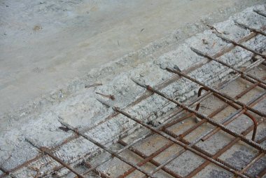 SERDANG, MALAYSIA -HAZİRAN 03, 2016: İnşaat alanında beton inşaat ortaklığı. Döşeme betonu ve yeni betonu birleştirmek için kullanılan tel örgüler. Birliğin sızıntıyı önlemek için dikkatli olması gerekiyor.. 