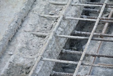 SERDANG, MALAYSIA -HAZİRAN 03, 2016: İnşaat alanında beton inşaat ortaklığı. Döşeme betonu ve yeni betonu birleştirmek için kullanılan tel örgüler. Birliğin sızıntıyı önlemek için dikkatli olması gerekiyor.. 