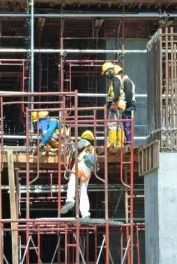 MALACCA, MALAYSIA -13 Mayıs 2016: Malacca, Malezya 'da gündüzleri inşaat alanında çalışan işçiler. Güvenli bir şekilde çalıştıklarından emin olmak için düzgün bir güvenlik kıyafeti giyiyorlar..  
