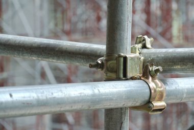 SELANGOR, MALAYSIA - 10 Temmuz 2016: İnşaat alanında yapı iskelesi bağlantısı detayı. Bağlayıcı iskeleyi ya da emniyet borusunu birbirine bağlar ya da bağlar. 