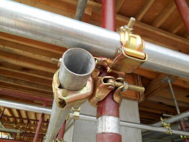 SELANGOR, MALAYSIA - 10 Temmuz 2016: İnşaat alanında yapı iskelesi bağlantısı detayı. Bağlayıcı iskeleyi ya da emniyet borusunu birbirine bağlar ya da bağlar. 