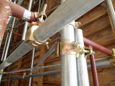 SELANGOR, MALAYSIA - 10 Temmuz 2016: İnşaat alanında yapı iskelesi bağlantısı detayı. Bağlayıcı iskeleyi ya da emniyet borusunu birbirine bağlar ya da bağlar. 