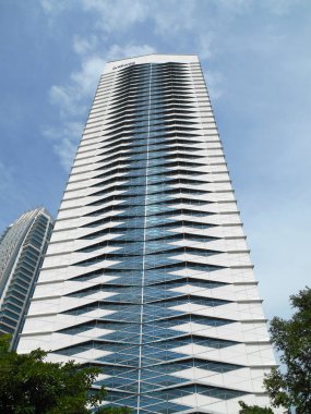 KUALA LUMPUR, MALAYSIA - 16 Haziran 2016: Doğrudan güneş ışığının binaya girmesini önlemek için güneş gölgesi cihazlarıyla yüksek binalar inşa etme cephesi. 