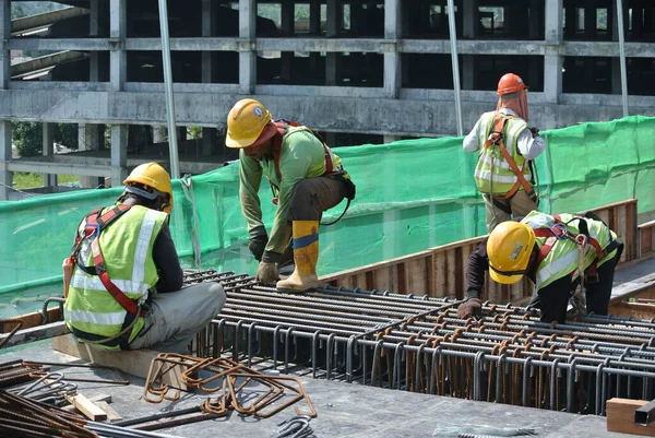 Malacca Malaysia June 2016 马来西亚马六甲建筑工地的建筑工人制造钢筋 钢筋用微小的金属丝绑在一起 — 图库照片