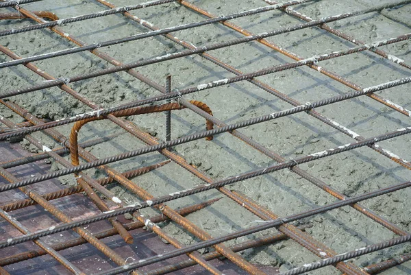 Concreto Molhado Derramado Reforço Aço Para Formar Lajes Piso Fortes — Fotografia de Stock