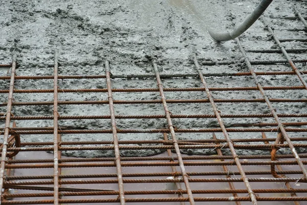 Wet Concrete Poured Steel Reinforcement Form Strong Floor Slabs — Stock Photo, Image