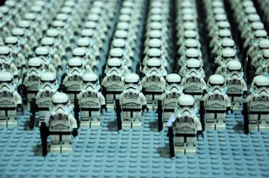 SELANGOR, MALAYSIA -30 Temmuz 2016: İlk Düzen Stormtroopers ordusu ve diğer Dtarwars karakter figürleri 