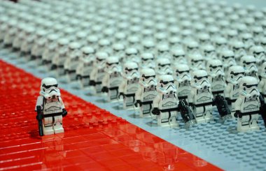 SELANGOR, MALAYSIA -30 Temmuz 2016: İlk Düzen Stormtroopers ordusu ve diğer Dtarwars karakter figürleri 