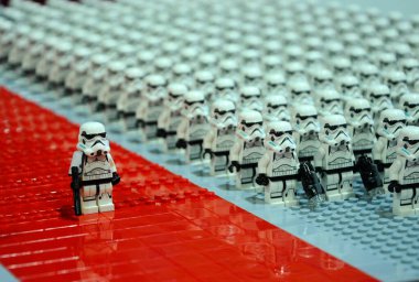 SELANGOR, MALAYSIA -30 Temmuz 2016: İlk Düzen Stormtroopers ordusu ve diğer Dtarwars karakter figürleri 