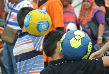 SELANGOR, MALAYSIA - 6 Eylül 2015: Futbol eğitimi alan çocuklar. Spor kıyafetleri yerine günlük giysiler giy..