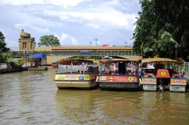 MELAKA, MALAYSIA - 12 Kasım 2012: Melaka River Cruise 'a binerken Melaka rıhtımındaki manzara. Nehir, Malacca Sultanlığı 'nın altın çağındaki ana ticaret yoludur..
