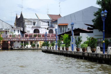 MELAKA, MALAYSIA - 12 Kasım 2012: Melaka River Cruise 'a binerken Melaka rıhtımındaki manzara. Nehir, Malacca Sultanlığı 'nın altın çağındaki ana ticaret yoludur..