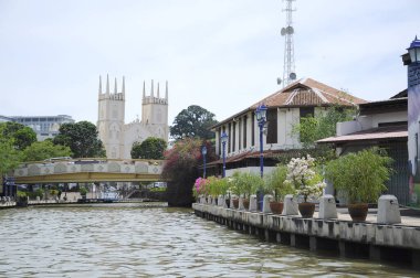 MELAKA, MALAYSIA - 12 Kasım 2012: Melaka River Cruise 'a binerken Melaka rıhtımındaki manzara. Nehir, Malacca Sultanlığı 'nın altın çağındaki ana ticaret yoludur..