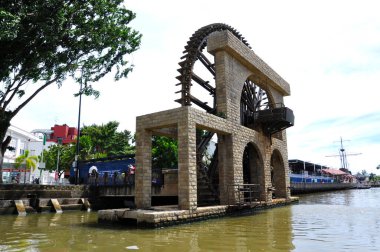MELAKA, MALAYSIA - 12 Kasım 2012: Melaka River Cruise 'a binerken Melaka rıhtımındaki manzara. Nehir, Malacca Sultanlığı 'nın altın çağındaki ana ticaret yoludur..
