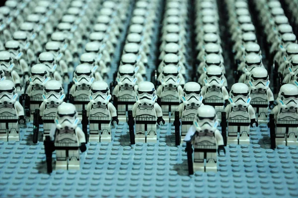 SELANGOR, MALAYSIA -30 Temmuz 2016: İlk Düzen Stormtroopers ordusu ve diğer Dtarwars karakter figürleri 