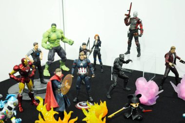 KUALA LUMPUR, MALAYSIA -ECTOBER 6, 2018: Marvel Iron Man çizgi roman ve filmlerinden küçük İntikamcılar süper kahraman karakter figürüne odaklandı. Koleksiyoncu tarafından halka gösterilmiştir. 