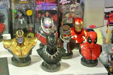 KUALA LUMPUR, MALAYSIA -ECTOBER 6, 2018: Marvel Iron Man çizgi roman ve filmlerinden küçük İntikamcılar süper kahraman karakter figürüne odaklandı. Koleksiyoncu tarafından halka gösterilmiştir. 