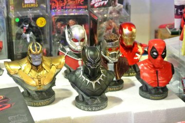 KUALA LUMPUR, MALAYSIA -ECTOBER 6, 2018: Marvel Iron Man çizgi roman ve filmlerinden küçük İntikamcılar süper kahraman karakter figürüne odaklandı. Koleksiyoncu tarafından halka gösterilmiştir. 