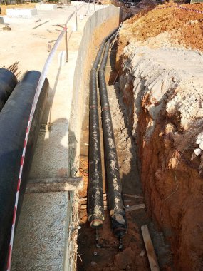 SEREMBAN, MALAYSIA -AĞUSTOS 01, 2019: İnşaat alanındaki siperlere işçiler tarafından döşenmiş yeraltı hizmet borusu. Boruların kurulumu devam ediyor.    