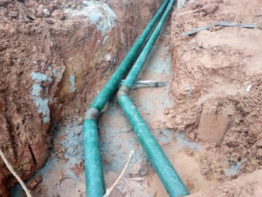SEREMBAN, MALAYSIA -AĞUSTOS 01, 2019: İnşaat alanındaki siperlere işçiler tarafından döşenmiş yeraltı hizmet borusu. Boruların kurulumu devam ediyor.    